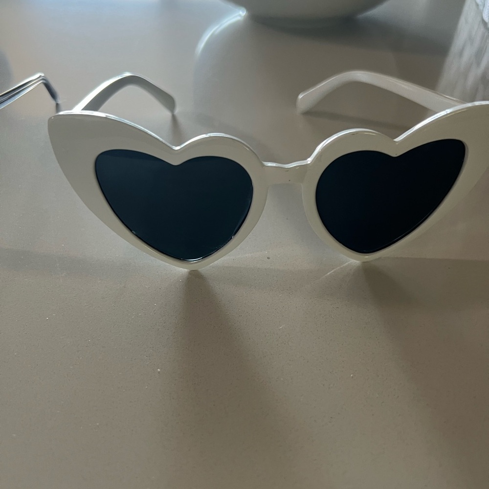 Heart-shaped plastic white sunnies